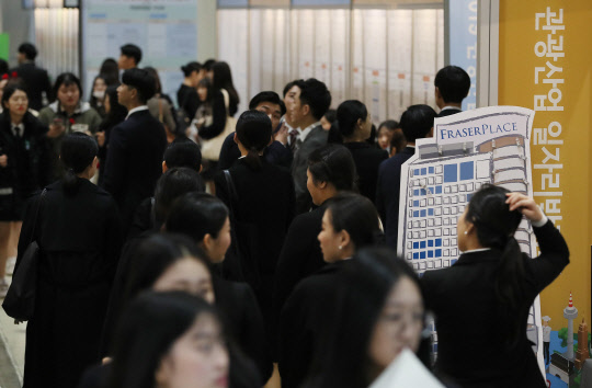 "내 일자리 있을까?"  관광 분야 최대 일자리 행사인 '2019 관광산업 일자리박람회'가 29일부터 이틀간 서울 강남구 코엑스에서 121개 기업, 1만여 명의 구직자가 참여한 가운데 열린다. 29일 박람회장이 구직자들로 붐비고 있다.   연합뉴스